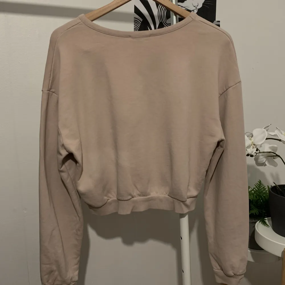 Rosa tjocktröja från märket guess i rosa, bra för vintern. I okej skick, har lite kaffefläckar på armen som förmodligen kan tvättas.. Hoodies.