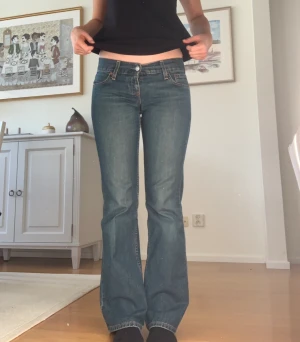 Levis jeans - Jättesnygga lågmidjade Levis jeans. Säljer då de tyvärr inte passar mig längre Innerbensmått: 79 cm Midjemått: 82 cm💗 