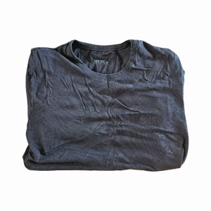 Hugo Boss T-shirt - Svart Hugo Boss t-shirt i storlek S, skick 6/10. Nypris 399kr