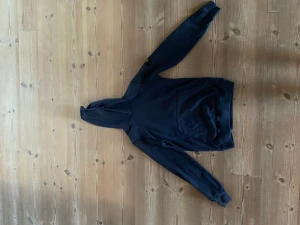 Stone island hoodie  - Stone island hoodie blå  Skick: nästan nyskick använd fåtal gånger  Nypris:3099 Storlek: Small  Köpt på NK Pris kan diskuteras 