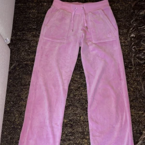 Juciy Couture  - Jag säljer mina rosa Juciy Couture byxor i storlek XS för 500 kr, dem är i bra skick och ordinarie pris är 1200 kr. Ena metall ploppen har åkt av tyvärr men skriv för fler bilder eller frågor 💗