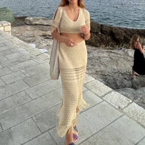 Sommrig virkad set - Guldig kjol och magtröja set, köpt i Kroatien och använt 1 gång. Materialet är lite glittrigt✨