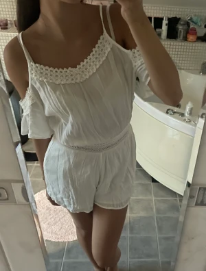 Byxdress - Säljer en super söt vit byxdress med prislappen kvar då jag som är 1.72 börjar bli lite för lång för den. 