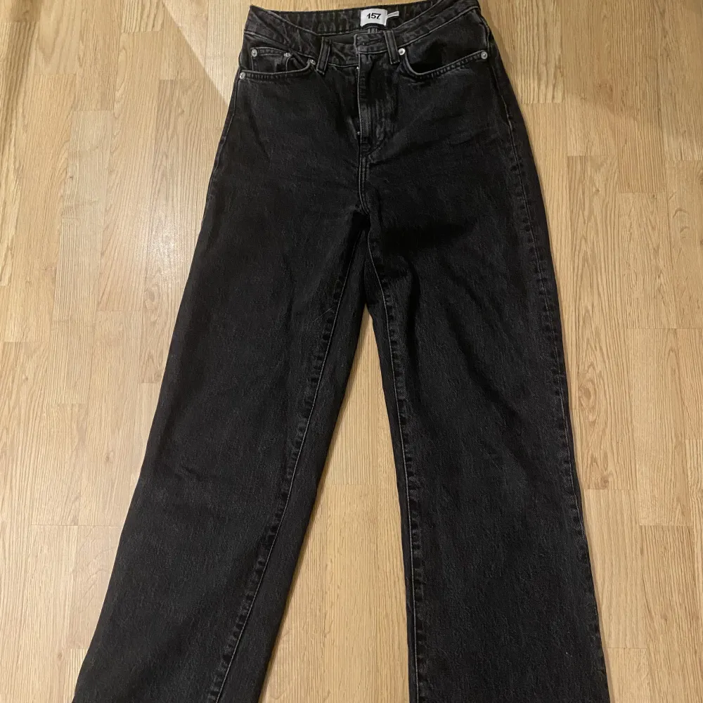 Säljer dessa snygga jeans då de inte används längre, men i fortfarande fint skick 😍 de är mörk grå nästan svart. Jeans & Byxor.