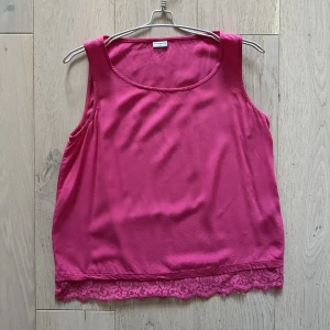 Top - En rosa top Jacqueline de Yong som har aldrig varit använd. 