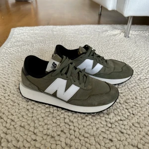 Nee balance skor - New balance skor storlek 43.  Bra skick, rena och hela, knappt använda något. 