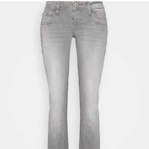 SÖÖÖKER!!!!!! Ltb jeans, modellen Valerie, i strl 24-25/32-34!💞💞 Helst gråa men andra färger kan också vara intressant💞 Hör gärna av er!