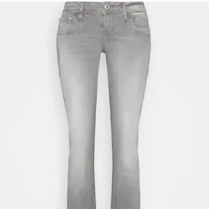 SÖÖÖKER!!!!!! Ltb jeans, modellen Valerie, i strl 24-25/32-34!💞💞 Helst gråa men andra färger kan också vara intressant💞 Hör gärna av er!