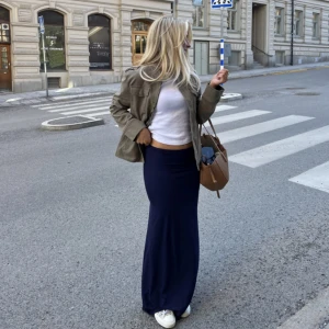 Långkjol  - Säljer denna fina svarta kjol från Nelly då den är för lång för mig💗💗storlek Xxs men passar Xxs-s