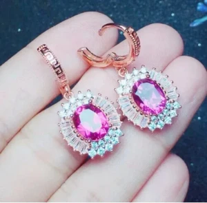 Äkta Silver Örhängen Pink Sapphire  - Helt nya och vackra och elegant äkta silver örhängen pink sapphire. inköp pris för 1000kr OBS : Örhängen är äkta silver med vit guld pläterad inte rosa färg som bild 1. Bild 2,3,4,5 är äkta färg
