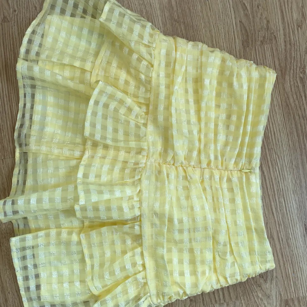 Super gullig gul volang kjol från Gina! Säljer pga köpte fel storlek! Passar xs-s. Kjolar.