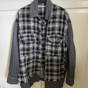Rutig vårjacka  - Smarsamt använd jacka från Zara i oversized modell