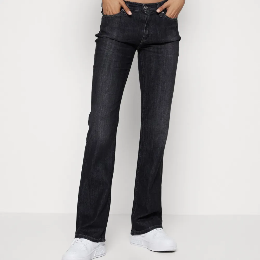 Superfina Lågmidjade gråa/svarta jeans från Tommy hilfiger❣️Aldrig använda då de inte passar mig🥰. Jeans & Byxor.