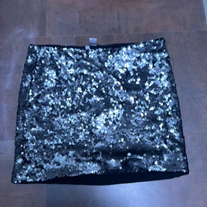 Glittrig kjol - Nästan oanvänd glittrig kjol/paljettkjol