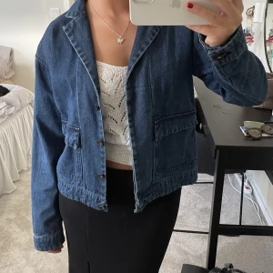 Jacka med stora fickor  - Jeansjacka med stora fickor fram, så fin!