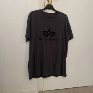Alpha Industries T-shirt  - Använd fåtal gånger org pris 500kr