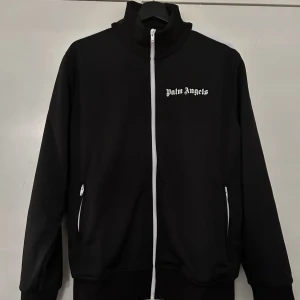 Palm angels dress svart strl XL - Splitter ny Palm angels dress storlek XL. Aldrig använd och anledningen till att jag säljer de är pga att den sitter för ”exakt” på mig.  Har dessutom kvar originalförpackningen  som bevis.   Tar endast emot seriösa bud!  Swish funkar  Pris: 7000kr 