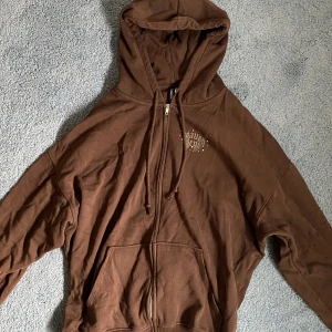 Brun kofta  - Jättefin oversized brun zip-up kofta från hm! Såå mysig men kommer tyvärr aldrig till användning längre. 