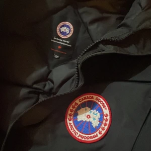 Canada Goose  - Den passar perfekt för dig som har storlek xs  O jag säljer den för jag har för många jackor 