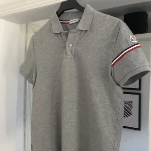 Moncler Piké  - Knappt använd  Säljes då den är för liten för mig Finns kvitto