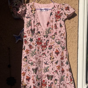 retro klänning - en retro klänning från Black Roses. skulle säga att den är ganska liten i storlek