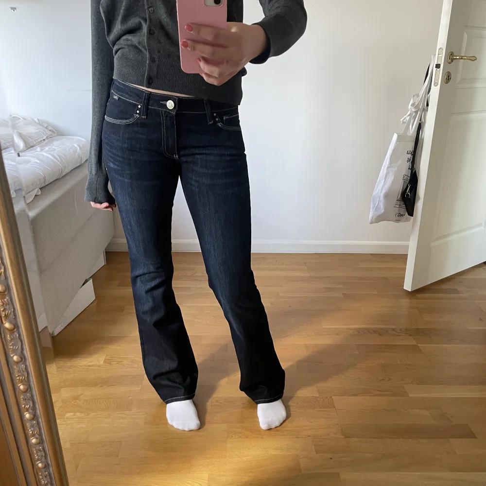 Slutsålda lågmidjade bootcut jeans från Mavi Bella i mörkblå färg. Strl 28/34, passar mig perfekt som är 170 och har ganska långa ben. 💞💞 Aldrig använda med nypris 629kr . Jeans & Byxor.