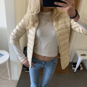 Trekvartsärmad dunjacka - Så stört fin jacka som lite liknar herno jackorna, köpt på cubus men för väldigt länge sedan, den är dock nästan aldrig använd så ändå i bra skick🥰