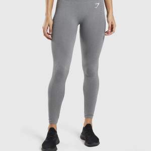 Säljer dessa tights från Gymshark, knappt använda och fint skick, nypris 549kr