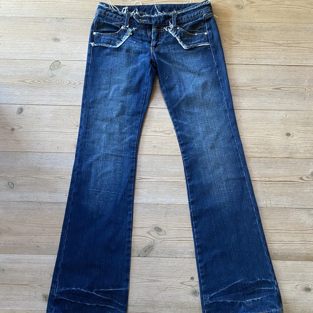 Jättecoola lågmidjade jeans, köpta här på plick men var tyvärr för små💙innerbenslängd:87cm midjemått:82cm. Jeans & Byxor.