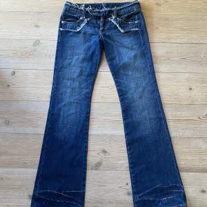 Jättecoola lågmidjade jeans, köpta här på plick men var tyvärr för små💙innerbenslängd:87cm midjemått:82cm