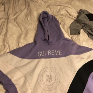 Supreme hoodie - Finns några små defekter på den men annars är den i bra skick.