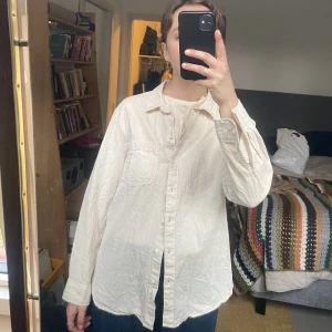 Beige linneskjorta  - Jättefin beige linneskjorta, knappt använd, nyskick! 