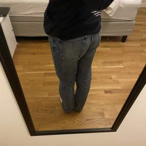 Zaras populära midwaist jeans