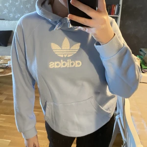 Blå adidas hoodie - Adidas hoodie i såå fin blå färg, använd endast enstaka gånger💙 Stl M Nypris ca 400kr