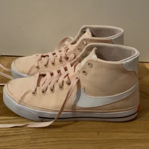 Nike skor  - Hej jag säljer mina Nike skor i storlek 38 då de är för små för mig. 