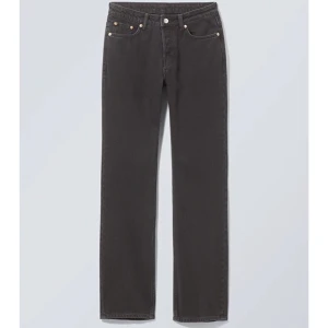 Weekday jeans  - Säljer mina superfina jeans från weekday i denna svarta färg. De är i modellen pin och är i nyskick. Andra och tredje bilden är mina egna och jag är ca 171 cm. Pris kan diskuteras 💗