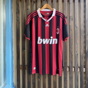 Milan 2009-10 Ronaldinho  - Äkta Milan tröja från säsongen 2009-10 med ”Ronaldinho 80” på ryggen. Helt oanvänd. Storlek: M. Pris: 699kr. 