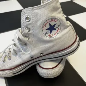 Säljer mina jätte fina vita converse eftersom dom är förstora. Perfekta skor nu till sommaren.❣️ (+ Frakt och betalning sker genom swish).