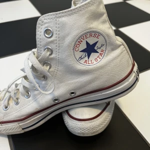 Vita converse  - Säljer mina jätte fina vita converse eftersom dom är förstora. Perfekta skor nu till sommaren.❣️ (+ Frakt och betalning sker genom swish).