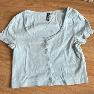 Ljus blå topp - En gullig ljus blå topp som är fortfarande i fint skick🐬✨💕 Passar bra till en fin sommar dag:)