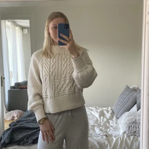 Stickad tröja  - En fin beige stickad tröja från Monki som är perfekt nu på vår och sommarkvällarna☀️inte stickig! 