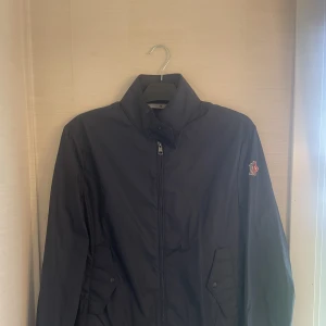 Moncler Lamy Giubbotto Jacka - Moncler Lamy Giubbotto Jacka Storlek: 2 vilket motsvarar M Skick: 9/10 Perfekt jacka till finare väder! 