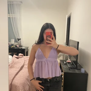 Festlig topp - Lila somrig och festlig topp från shein i st L. Fick den från min kompis då den va för liten för henne men tyckte inte att det var rätt storlek för mig heller. 