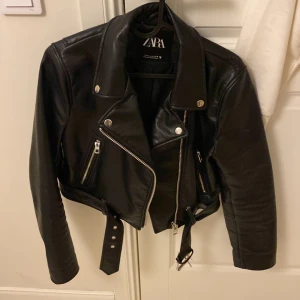 Skinnjacka - Skinnjacka från Zara k storlek M, väl använd men ändå i bra skick🫶🏻Den är ganska cropad i modellen och är lite liten i storleken men passar mig som brukar ha M💗(Originalpriset är 559kr)