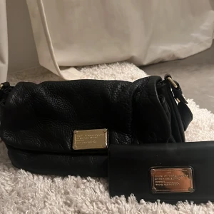 Marc Jacobs väska och plånbok  - Säljer Marc Jacobs väska i bra skick. Bara väskan 1600 väskan och plånboken 2200 Köparen står för frakten💕