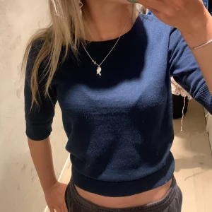 Trelvartsärmad tröja - Marinblå trekvartsärmad tröja. Knappt använd! Köpt från lindex.