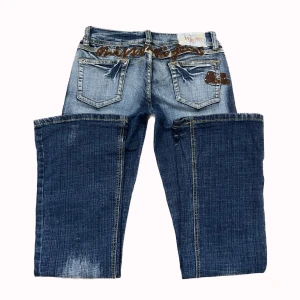 Y2K lågmidjade bootcut jeans - Skit coola lågmidjade y2k bootcut jeans med unika fickor på baksidan! Midjemåttet: 39cm tvärsöver Innerbenslängden: 83 PS: kolla igenom mitt konto ni kommer hitta många y2k och vintage plagg!