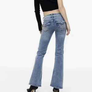 Hm flared low waist jeans - Använda en gång men inser att jag inte behöver de. Helt slutsålda på HMs sida.  Kan skicka fler bilder vid intresse.