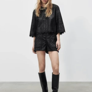 Läder shorts  - Shorts från Zara💛 Passar S/M. Lånade bilder!! 