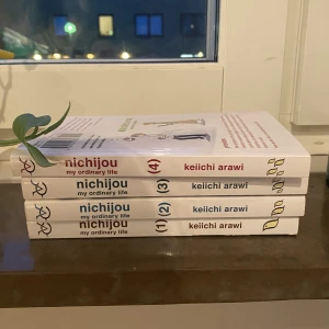 Nichijou Manga engelska  - Rensar bokhyllan. 4 volymer av nichijou på engelska. Böckerna är i gott skick. Allt eller inget. Säljer även Naruto manga i en annan annons om intresserad